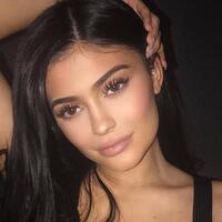 kylie-jenner-dinobatkan-menjadi-miliarder-termuda-di-dunia-versi-majalah-forbes