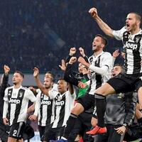 video-kontroversi-bek-juventus-ditabrak-rekan-sendiri-malah-dapat-tendangan-bebas