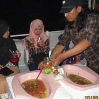 cara-aneh-restoran-menyajikan-makanan-dari-di-atas-sandal-sampai-di-atas-payung