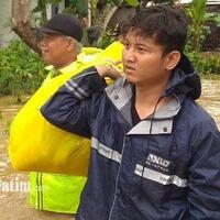 gus-ipin-terjang-genangan-air-sepinggang-bawa-makanan-untuk-warga-yang-kebanjiran