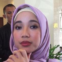 selfie-sambil-beramal-bareng-chacha-frederica