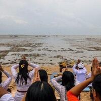 foto-foto-upacara-melasti-di-pantai-tanjung-bunga-pangkalpinang