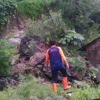 tebing-di-desa-tawang-sukoharjo-longsor-rumah-warga-nyaris-tertimpa-longsoran