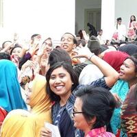 ketika-ratusan-pegiat-perempuan-arus-bawah-rebutan-ingin-salami-jokowi