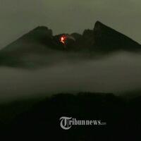 gunung-merapi-keluarkan-awan-panas-sejauh-1200-meter-ke-tenggara