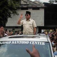 bandingkan-gaya-jokowi-naik-krl-dengan-prabowo-di-atas-alphard