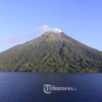 kawah-gunung-karangetang-terlihat-masih-keluarkan-asap
