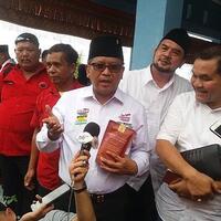 hasto-bawa-kopi-khas-aceh-selatan-sebagai-oleh-oleh-untuk-ma-ruf-amin