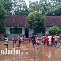 bnpb-sebagian-besar-sudah-surut-banjir-yang-melanda-17-kabupaten-di-jawa-timur