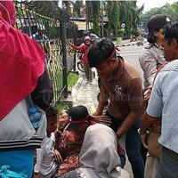 1-orang-pingsan-saat-demo-konflik-lahan-desa-koto-aman-di-depan-kantor-gubernur-riau
