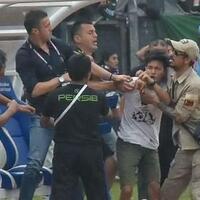 aksi-oknum-bobotoh-yang-menyerang-pelatih-persib-bandung-disorot-media-asing