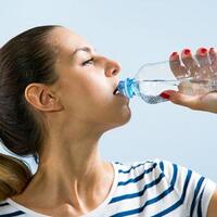 stop-kebiasan-minum-air-sambil-berdiri-ini-dampaknya-bagi-tubuh