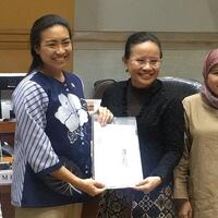 sambil-memangku-cucunya-seorang-ibu-menangis-di-ruang-rapat-komisi-viii-dpr-ri