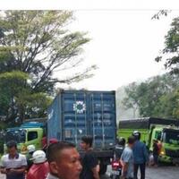 tumpahan-minyak-ganggu-jalur-padang-solok-sumbernya-dari-lakalantas