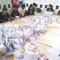 tenaga-sortir-dan-lipat-surat-suara-di-kabupaten-tts-dibayar-rp-96-per-lembar