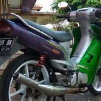 tampil-menawan-motor-suzuki-2-tak-langka-dengan-grafis-hijau-ungu-two-tone