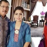 dengan-gitar-bambang-trihatmodjo-bawakan-lagu-cinta-untuk-sang-istri-mayangsari