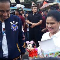 turuti-permintaan-wartawan-jokowi-dan-iriana-berpose-mesra-di-hutan-karet