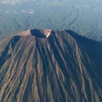 gunung-agung-erupsi-dini-hari-tadi-warga-diimbau-jauhi-radius-4-km-dari-kawah-puncak