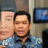 adies-kadir-raih-penghargain-anggota-dpr-aspiratif-periode-2014-2019