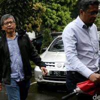 rocky-gerung-uang-buat-beli-susu-bayi-dialihkan-untuk-beli-aspal-bikin-tol