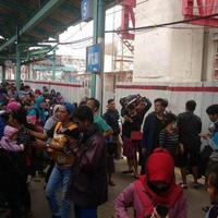 kereta-anjlok-di-bogor-stasiun-manggarai-padat-penumpang-hingga-delay-sejam