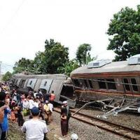 korban-luka-anjloknya-krl-di-bogor-dievakuasi-ke-rs-salak