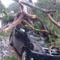 angin-kencang-porak-porandakan-kupang-atap-rs-bhayangkara-beterbangan