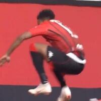 striker-liga-jepang-nyungsep-saat-hendak-selebrasi-di-depan-fan