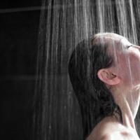 jangan-sungkan-mandi-air-dingin-ini-manfaatnya-buat-kesehatan