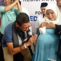 ketika-seorang-ibu-hamil-di-ciamis-mengidam-ingin-perutnya-diusap-sandiaga-uno