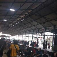 anjloknya-krl-di-bogor-mengakibatkan-penumpukan-penumpang-di-stasiun-jatinegara