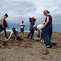 bule-bule-asal-jerman-ikut-kerja-bakti-bersih-sampah-di-pantai-parangkusumo-jogja