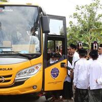 kemenhub-serahkan-bantuan-bus-untuk-5-pondok-pesantren-di-purworejo