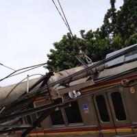 gerbong-commuter-line-miring-ke-kiri-tertimpa-listrik-di-antara-cilebut-bogor