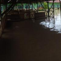 bapak-ini-rela-terjun-ke-sungai-saat-banjir-demi-ini