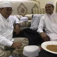 bertemu-di-mekkah-fadli-zon-dan-rizieq-pose-dua-jari