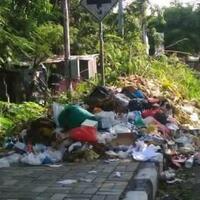 sampah-menumpuk-di-trotoar-depan-kantor-gubernur-ntt-lama
