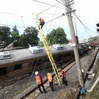 tiang-listrik-yang-patah-dan-roboh-menimpa-kereta-krl-di-bogor-ternyata-milik-pt-kai