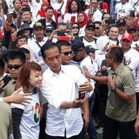 gaya-jokowi-swafoto-bersama-simpatisan-supaya-tidak--ngeblur