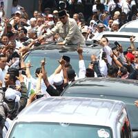 prabowo-blak-blakan-bongkar-alasan-kerap-buka-baju-saat-jumpa-para-pendukungnya