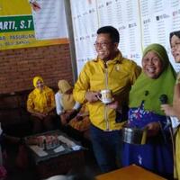 senyum-sermringah-saat-misbakun-bertemu-emak-emak-relawan-tekun-pilih-jokowi-ya