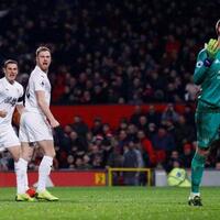 video---gol-granit-xhaka-ke-gawang-manchester-united-buat-de-gea-berlutut-cengo