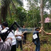 rekonstruksi-kasus-penemuan-mayat-dalam-septic-tank-keluarga-korban-marah-marah