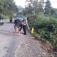 bayi-baru-dilahirkan-ditemukan-di-pinggir-jalan-tubuhnya-terbungkus-jaket-biru