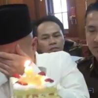 ada-panwaslu-dhani-tiba-di-pengadilan-tanpa-salam-dua-jari