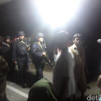 suasana-di-tkp-bom-sibolga-polisi-bersenjata-berjaga-warga-tak-bisa-pulang