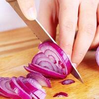 tips-memotong-bawah-merah-tanpa-membuat-mata-pedih-bisa-dicoba-saat-di-rumah