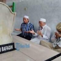 sandiaga-ziarah-ke-makam-habib-ali-bafaqih-di-bali
