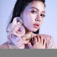 penampilan-yuki-kato-dalam-balutan-busana-batik-curi-perhatian